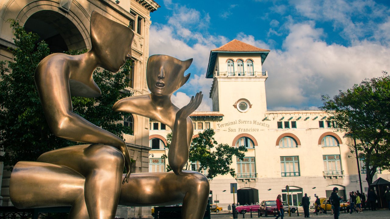 Bronze statues in the middle of a town square in Cuba